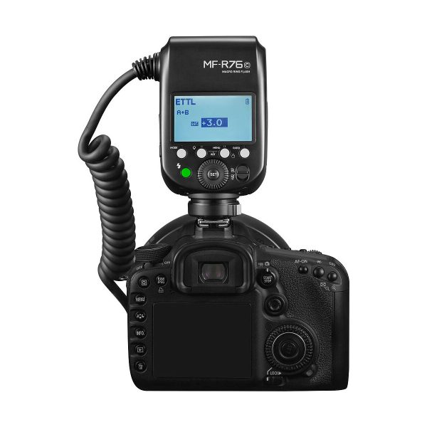 Digitaalinen DSLR-kamera, jonka päälle on asennettu Godox AD300 Pro ja Godox MF-R76C TTL Macro Ring Flash for Canon; salaman LCD-näytöllä näkyvät asetukset, ja se on kytketty kierrekaapelilla.