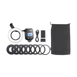 Godox MF-R76C TTL Macro Ring Flash for Canon sisältää ohjausyksikön, salamarenkaan, USB-kaapelin, kaksi akkua, useita objektiivisovitinrenkaita ja mustan kiristysnauhapussin - kaikki kuvassa valkoisella pohjalla.