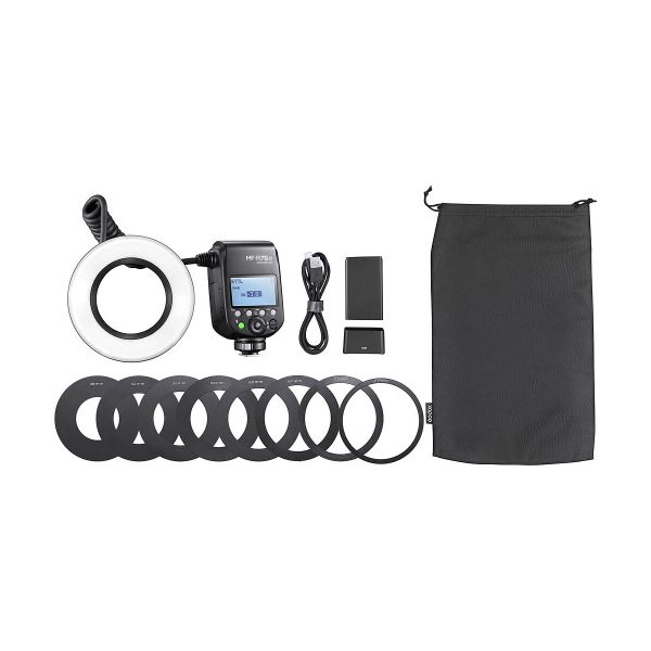 Godox MF-R76C TTL Macro Ring Flash for Canon sisältää ohjausyksikön, salamarenkaan, USB-kaapelin, kaksi akkua, useita objektiivisovitinrenkaita ja mustan kiristysnauhapussin - kaikki kuvassa valkoisella pohjalla.