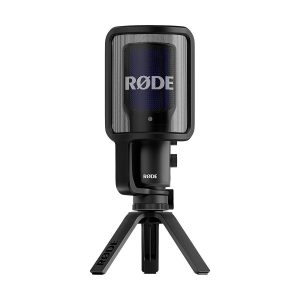 Rode_Video_NT-USB+_002 Rode Videomic ME-C, musta mikrofoni, jossa on verkkomallinen ponnahdussuodatin, on asennettu pieneen kolmijalkaiseen jalustaan ja näytetään valkoista taustaa vasten.