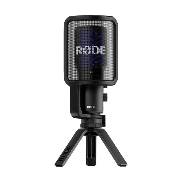 Rode_Video_NT-USB+_002 Rode Videomic ME-C, musta mikrofoni, jossa on verkkomallinen ponnahdussuodatin, on asennettu pieneen kolmijalkaiseen jalustaan ja näytetään valkoista taustaa vasten.