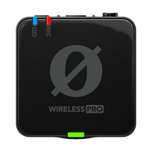 Rode Wireless Pro -langaton mikrofonijärjestelmä on musta, neliönmuotoinen langaton mikrofonilaite, jossa on merkintä WIRELESS PRO ja suuri pyöreä logo, punainen ja sininen painike vasemmalla ylhäällä, vihreä painike alhaalla ja pieni portti oikealla ylhäällä.
