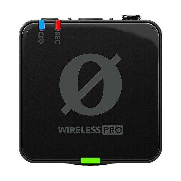 Rode Wireless Pro -langaton mikrofonijärjestelmä on musta, neliönmuotoinen langaton mikrofonilaite, jossa on merkintä WIRELESS PRO ja suuri pyöreä logo, punainen ja sininen painike vasemmalla ylhäällä, vihreä painike alhaalla ja pieni portti oikealla ylhäällä.