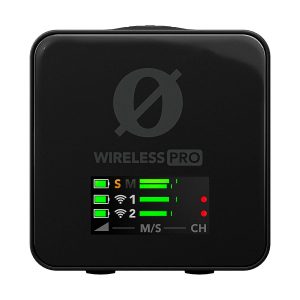 Rode Wireless Pro -langaton mikrofonijärjestelmä on musta langaton audiolaite, jonka näytössä on vihreät signaalipalkit, paristokuvakkeet ja punaiset kanavamerkit. Näytön yläpuolella on WIRELESS PRO -merkintä ja pyöreä logo.