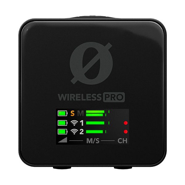 Rode Wireless Pro -langaton mikrofonijärjestelmä on musta langaton audiolaite, jonka näytössä on vihreät signaalipalkit, paristokuvakkeet ja punaiset kanavamerkit. Näytön yläpuolella on WIRELESS PRO -merkintä ja pyöreä logo.