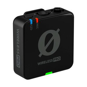 Rode Wireless Pro -langaton mikrofonijärjestelmä on musta, suorakaiteen muotoinen langaton lähetin, jossa on pyöreä logo, punaisilla ja sinisillä merkinnöillä varustetut sivuportit ja vihreä merkkivalo pohjassa.
