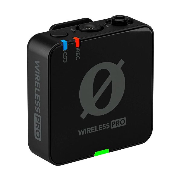 Rode Wireless Pro -langaton mikrofonijärjestelmä on musta, suorakaiteen muotoinen langaton lähetin, jossa on pyöreä logo, punaisilla ja sinisillä merkinnöillä varustetut sivuportit ja vihreä merkkivalo pohjassa.