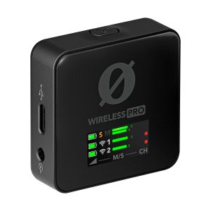 Rode Wireless Pro -langaton mikrofonijärjestelmä on musta langaton audiolähetin, jossa on signaalin voimakkuuden, akun ja kanavien näyttö sekä USB-C- ja kuulokeliitännät sivulla ja WIRELESS PRO -brändi edessä.