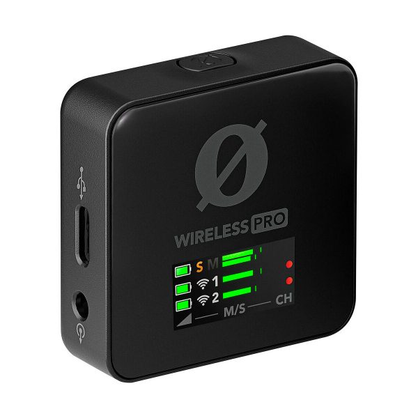 Rode Wireless Pro -langaton mikrofonijärjestelmä on musta langaton audiolähetin, jossa on signaalin voimakkuuden, akun ja kanavien näyttö sekä USB-C- ja kuulokeliitännät sivulla ja WIRELESS PRO -brändi edessä.