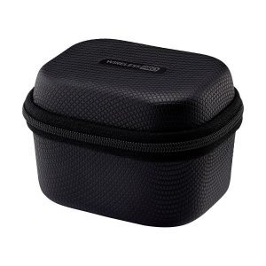 Musta, kuvioitu, suorakaiteen muotoinen vetoketjullinen kantolaukku, jonka kannessa lukee "Wireless PRO", näkyy valkoista taustaa vasten Rode Wireless Pro -langaton mikrofonijärjestelmä.
