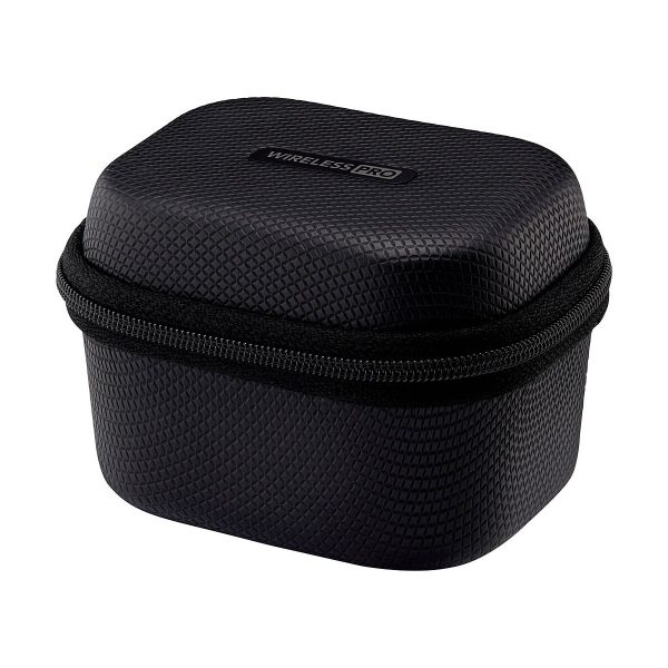 Musta, kuvioitu, suorakaiteen muotoinen vetoketjullinen kantolaukku, jonka kannessa lukee "Wireless PRO", näkyy valkoista taustaa vasten Rode Wireless Pro -langaton mikrofonijärjestelmä.