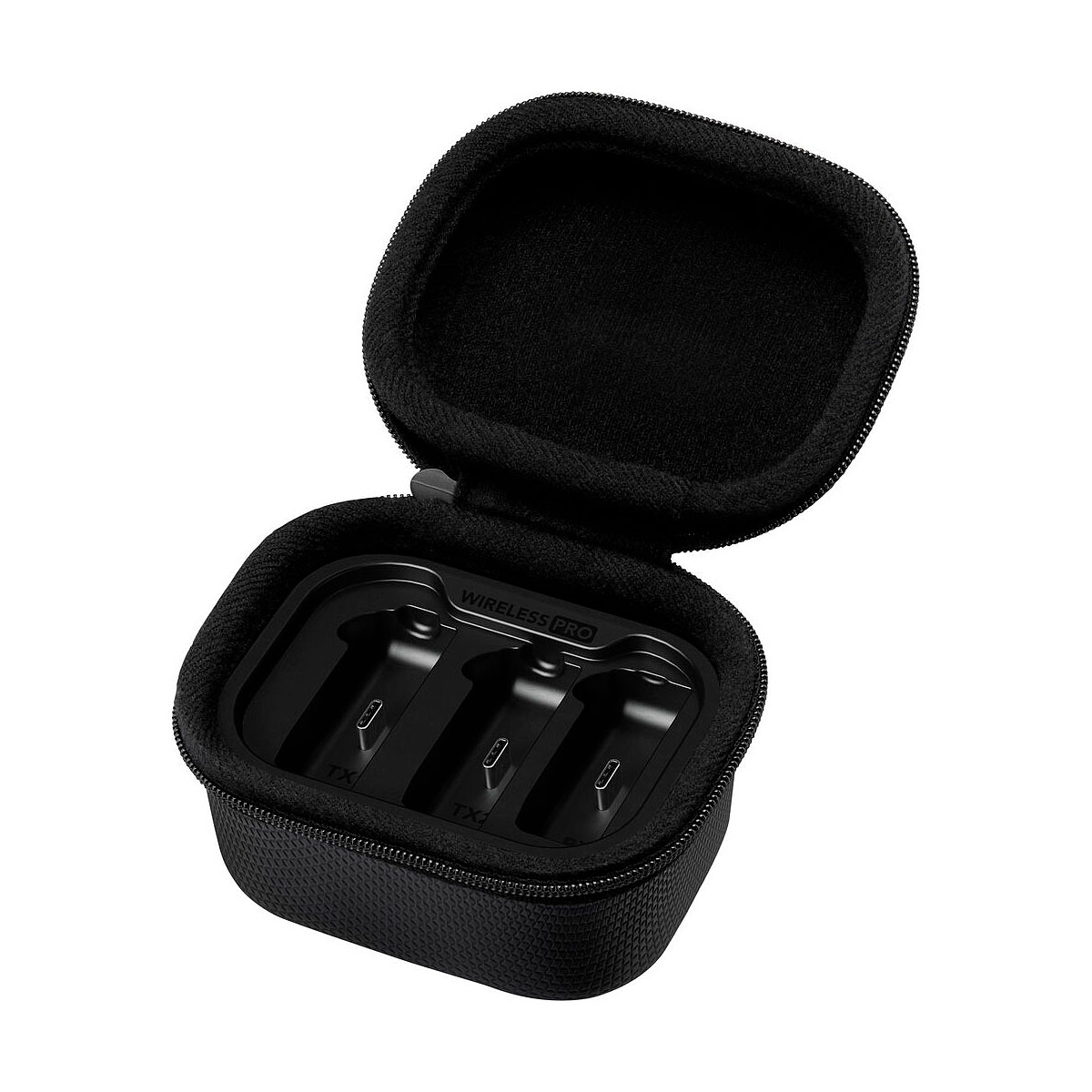 Rode Wireless Pro -langaton mikrofonijärjestelmä -laitteen musta vetoketjullinen kantokotelo näkyy avattuna valkoisella pohjalla, ja sen sisällä on kolme latauspaikkaa, joihin on merkitty TX ja RX. Kotelo ei sisällä kuulokkeita.