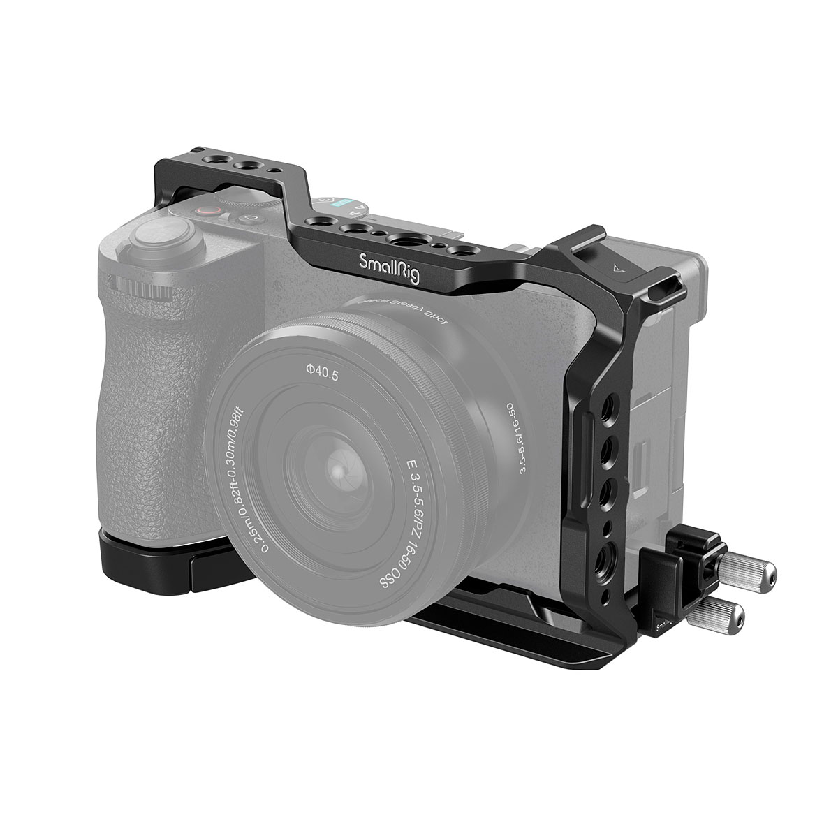 SmallRig 4336 Cage Kit Sony Alpha 6700:lle asennetaan digitaalikameraan, ja se tarjoaa suojaavan kehyksen ja useita lisälaitteiden kiinnityspisteitä. Puoliksi läpinäkyvä kamera ja objektiivi korostavat häkin muotoilua.