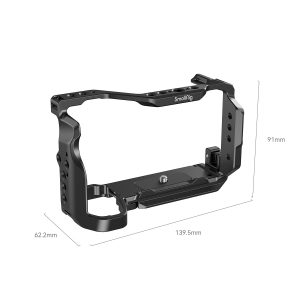 The SmallRig 4336 Cage Kit for the Sony Alpha 6700 is a black metal camera cage with mounting holes that measures 139.5 mm wide, 91 mm high and 62.2 mm deep.