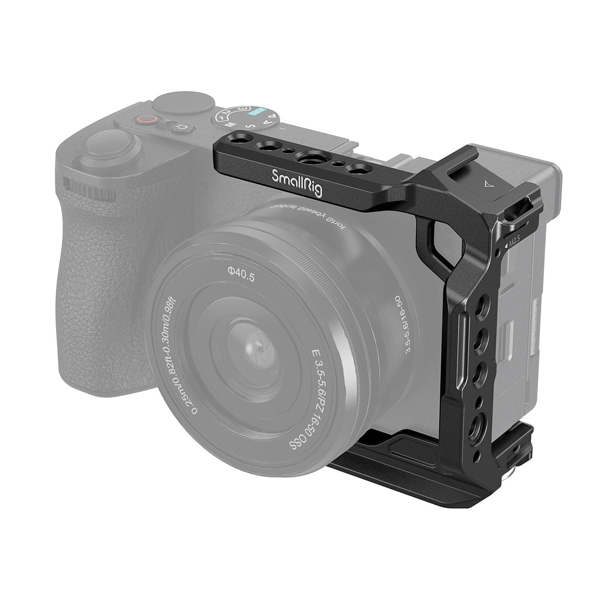 SmallRig 4337 Half Cage for Sony Alpha 6700 / 6600 / 6500 / 6400 asennetaan peilittömään kameraan, joka tarjoaa suojaa ja useita lisävarusteiden kiinnityksiä. Puoliksi läpinäkyvä kamera korostaa häkin muotoilua.