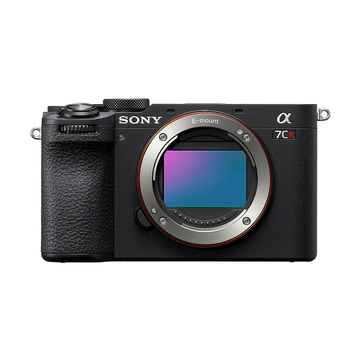 Sony_a7cR_001 Etukuva Sony A7CR -järjestelmäkamera, musta, näyttää sen valotettu kuvakenno, kuvioitu vasemmanpuoleinen kahva, ja ylhäältä asennettu säätöpyörät.