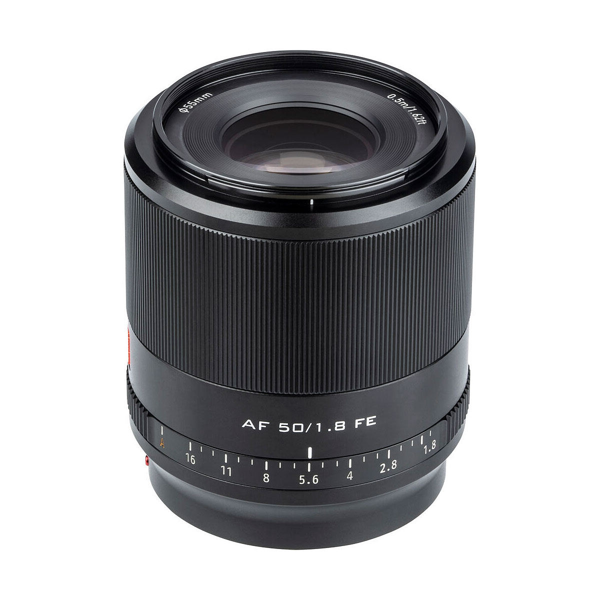 Viltrox AF 50mm f/1.8 -objektiivi Sony E:lle, jossa on uurrettu tarkennusrengas ja aukkomerkinnät, on esitetty pystyssä valkoisella taustalla.