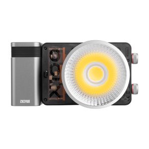 Zhiyun LED Molus X100 COB Light Pro -valaisimen ylhäältä katsottuna näkyy sen suuri pyöreä linssi, metallinen kotelo vasemmalla ja säätöpyörät oikealla.