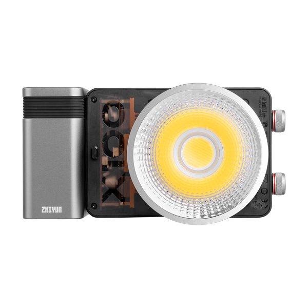 Zhiyun LED Molus X100 COB Light Pro -valaisimen ylhäältä katsottuna näkyy sen suuri pyöreä linssi, metallinen kotelo vasemmalla ja säätöpyörät oikealla.