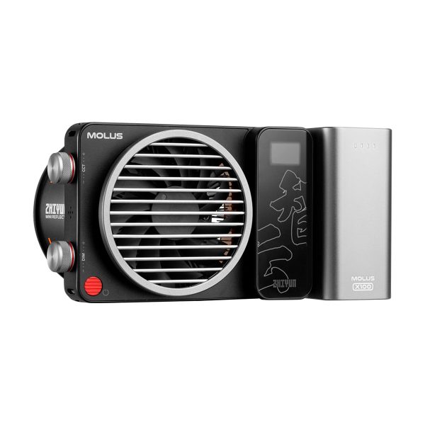 Zhiyun LED Molus X100 COB Light Pro on kompakti, suorakulmainen musta valo, jossa on etutuulettimen ritilä, jossa on merkintä "MOLUS", sivupainikkeet ja näyttö sekä irrotettava hopeinen akku, jossa on merkintä MOLUS X100.