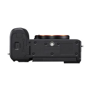 a7cr_black_01 Sony A7CR -järjestelmäkamera, musta, näytetään alhaalta valkoisella taustalla, korostaen sen akkulokeroa, jalustakiinnitystä, objektiivin kiinnitystä yläreunassa ja erilaisia tarroja. 200€ Cashback tarjous.