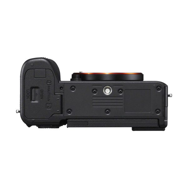 a7cr_black_01 Sony A7CR -järjestelmäkamera, musta, näytetään alhaalta valkoisella taustalla, korostaen sen akkulokeroa, jalustakiinnitystä, objektiivin kiinnitystä yläreunassa ja erilaisia tarroja. 200€ Cashback tarjous.