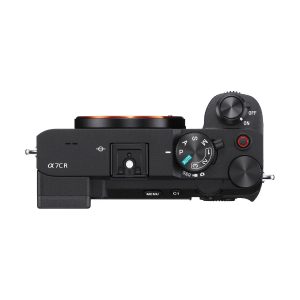 a7cr_black_02 Sony A7CR -järjestelmäkamera, musta - 200€ käteispalautus, ylhäältä katsottuna, jossa näkyvät säätimet, painikkeet ja objektiivin kiinnitys ilman kiinnitettyä objektiivia.