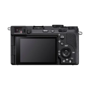 a7cr_black_03 Mustan, kompaktin Sony A7CR -järjestelmäkameran takanäkymä esittelee LCD-näytön, ohjauspainikkeet, valintakiekot ja vasemmanpuoleisen etsimen. Nauti 200€ käteispalautuksesta.