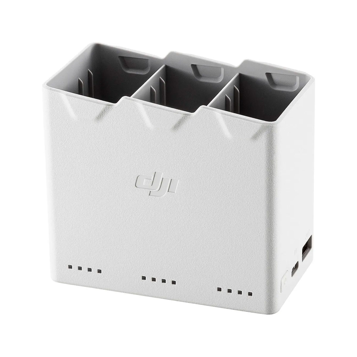 DJI Battery Charging HUB 2-way for Mini 3 Pro -lataustelakka on valkoinen, suorakaiteen muotoinen keskittin, jossa on kolme akkupaikkaa, etupuolen merkkivalot ja USB-portti sivulla.