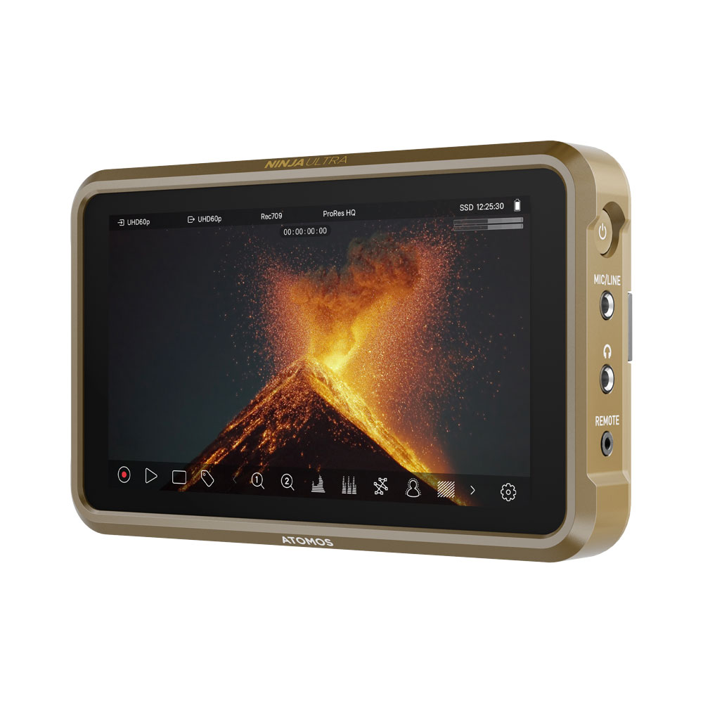 ATOMOS Ninja Ultra -videomonitori, jossa on kultainen kehys, näyttää eloisaa kuvamateriaalia tulivuorenpurkauksesta, jossa on kirkkaan oranssia laavaa ja savua tummaa taivasta vasten; useita tallennusasetuksia ja kuvakkeita näkyy näytöllä.