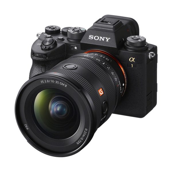 Musta Sony Alpha -peilittömäkamera, johon on kiinnitetty Sony FE 16-35mm f/2.8 GM II -objektiivi, kuvakulmassa valkoisella taustalla.