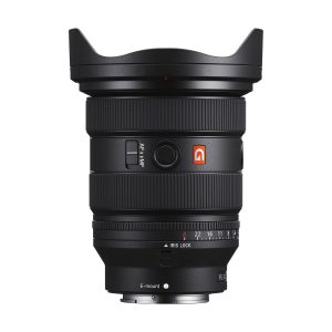 Mustassa Sony FE 16-35mm f/2.8 GM II -objektiivissa, jossa on huppu ja merkintä G Master ja E-mount, on tarkennus- ja aukkorenkaat, säätökytkimet ja aukkoasetukset välillä f/2.8-f/22.