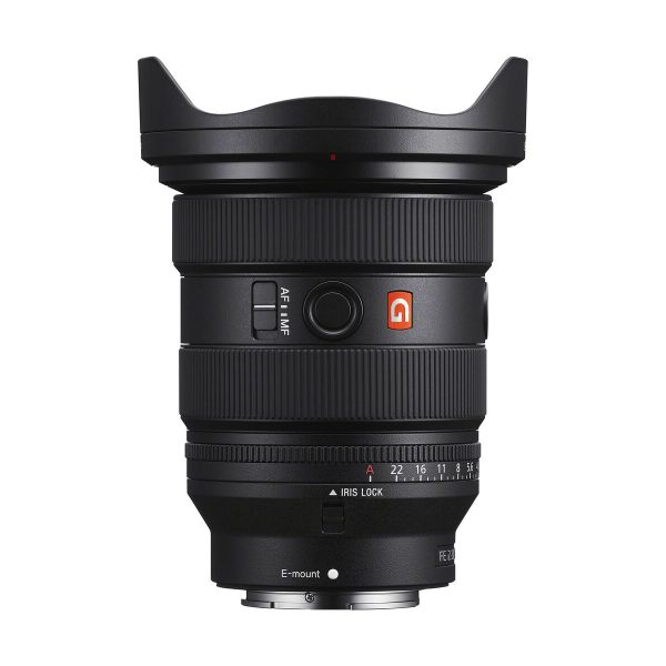 Mustassa Sony FE 16-35mm f/2.8 GM II -objektiivissa, jossa on huppu ja merkintä G Master ja E-mount, on tarkennus- ja aukkorenkaat, säätökytkimet ja aukkoasetukset välillä f/2.8-f/22.