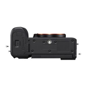 Musta Sony A7C II -järjestelmäkamera - 100€ Cashback näytetään alhaalta, jolloin akkulokero, jalustakiinnitys ja eri portit tulevat esiin; rungossa on kuvioitu kahva vasemmalla puolella.