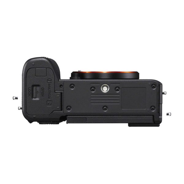 Musta Sony A7C II -järjestelmäkamera - 100€ Cashback näytetään alhaalta, jolloin akkulokero, jalustakiinnitys ja eri portit tulevat esiin; rungossa on kuvioitu kahva vasemmalla puolella.