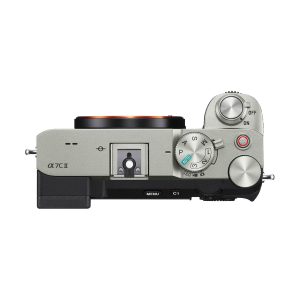 Sony A7C II -järjestelmäkameran yläkatsomo - 100€ Cashback: hopeinen runko, jossa säätimet, virtakytkin, suljinpainike, sytytyskenkä, toimintatilan valitsin ja valikkopainikkeet näkyvissä; kuvassa ilman objektiivia.