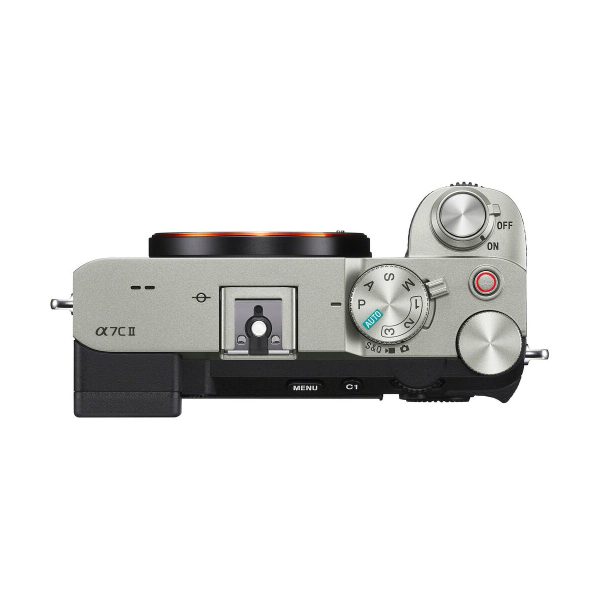 Sony A7C II -järjestelmäkameran yläkatsomo - 100€ Cashback: hopeinen runko, jossa säätimet, virtakytkin, suljinpainike, sytytyskenkä, toimintatilan valitsin ja valikkopainikkeet näkyvissä; kuvassa ilman objektiivia.