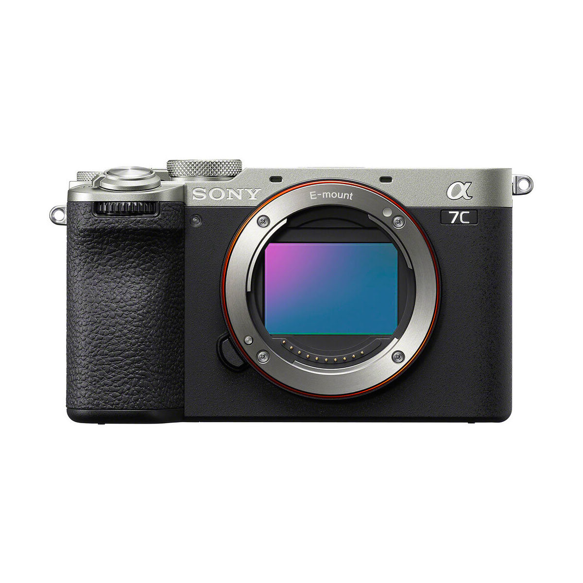 Sony A7C II -järjestelmäkameran etukuva, jossa näkyy objektiivin kiinnitys ja sensori hopean ja mustan värisenä.
