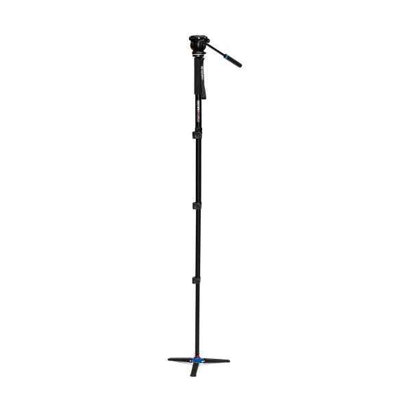 Benro Monopod Kit Alu A38F ja S2 PRO Head -kuvauspäässä on kolme taitettavaa jalkaa ja kääntyvä pää, kuvassa pystyssä valkoista taustaa vasten.