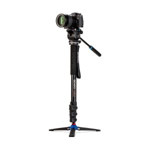 Benro Monopod Kit Alu A38F + S2 PRO Head -monopodisarjaan kiinnitetty ammattikäyttöön tarkoitettu kamera, jossa on kolme taitettavaa jalkaa ja kahva vakauden ja sujuvan liikkeen takaamiseksi valokuvauksen tai videokuvauksen aikana.