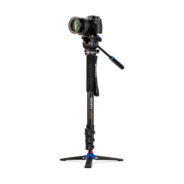 Benro Monopod Kit Alu A38F + S2 PRO Head -monopodisarjaan kiinnitetty ammattikäyttöön tarkoitettu kamera, jossa on kolme taitettavaa jalkaa ja kahva vakauden ja sujuvan liikkeen takaamiseksi valokuvauksen tai videokuvauksen aikana.