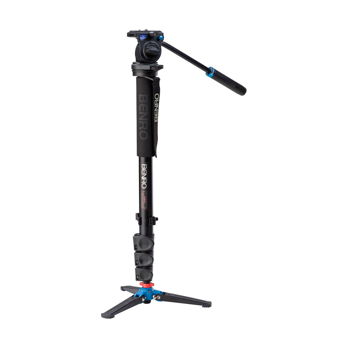 Benro Monopod Kit Alu A38F mustalla S2-päällä, jossa on vaahtomuovinen kahva, säädettävät lukot, nestemäinen videopää, panorointikahva ja kokoontaitettavat jalustan jalat, seisoo pystyssä valkoista taustaa vasten.