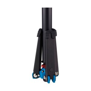 Lähikuva Benro Monopod Kit Alu A38F + S2 Head -monopodin taitetuista mustista jaloista, joissa on siniset korostukset ja punainen säätönuppi, pystyssä valkoista taustaa vasten.
