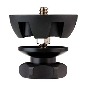 Benro_BL75S_002 Benro 75mm Half Ball Adapter, joka on esitetty kahdessa mustassa osassa, joissa on keskellä kierteitetty metallipultti, näyttää sen erotetut ylä- ja alaosat, jotka paljastavat sisäiset komponentit.
