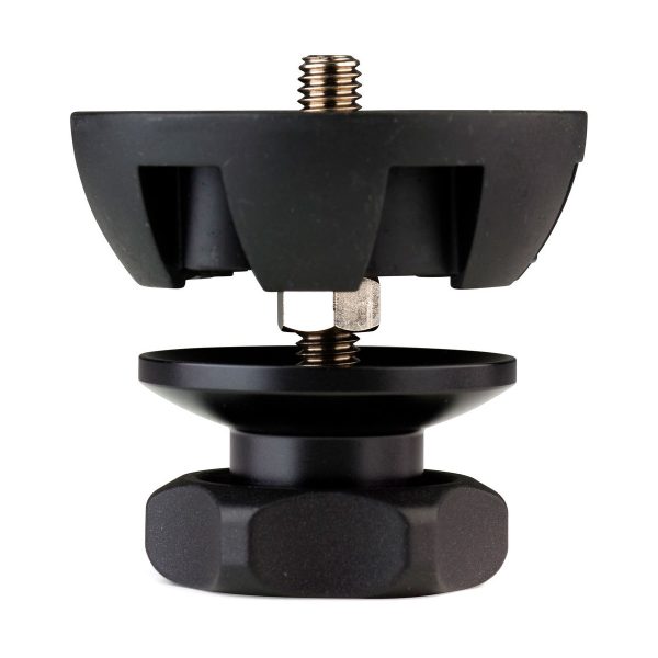 Benro_BL75S_002 Benro 75mm Half Ball Adapter, joka on esitetty kahdessa mustassa osassa, joissa on keskellä kierteitetty metallipultti, näyttää sen erotetut ylä- ja alaosat, jotka paljastavat sisäiset komponentit.