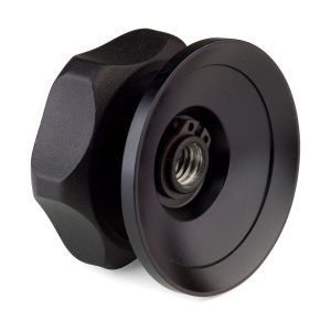 Benro_BL75S_003 Lähikuva Benro 75mm Half Ball Adapterista, mustasta, pyöreästä metallisesta nupista, jossa on kuvioitu kahva ja keskellä kierteitetty reikä, joka on suunniteltu varusteiden varaosaksi.