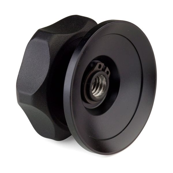 Benro_BL75S_003 Lähikuva Benro 75mm Half Ball Adapterista, mustasta, pyöreästä metallisesta nupista, jossa on kuvioitu kahva ja keskellä kierteitetty reikä, joka on suunniteltu varusteiden varaosaksi.