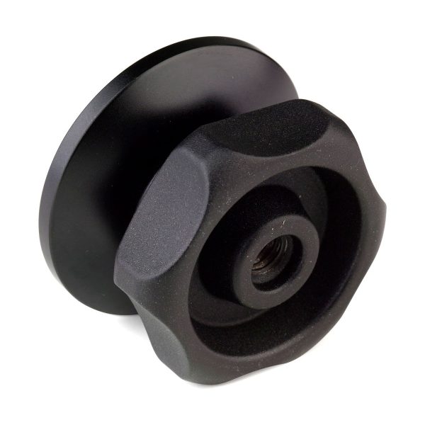 Benro_BL75S_004 Benro 75mm Half Ball Adapter on musta muovinen nuppi, jossa on kierteitetty metallinen insertti, pyöreä litteä takaosa ja ergonominen harjattu kahva helppoa kääntämistä varten. Siinä on mattapintainen viimeistely.