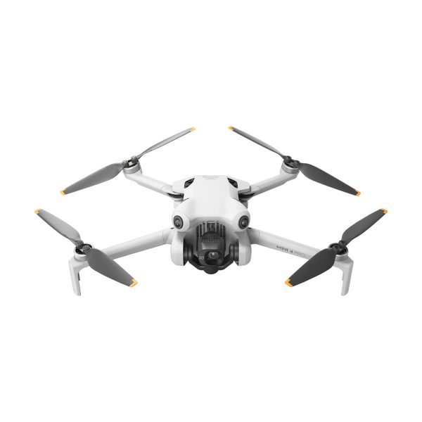 DJI Mini 4 Pro -lennokki näkyy valkoisella taustalla, ja siinä on etukamera, taitettavat käsivarret sekä mustat ja harmaat potkurit, joissa on keltaiset kärjet.