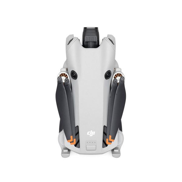 DJI Mini 4 Pro -lennokki näkyy taitettuna ylhäältä alaspäin, ja siinä on harmaa runko, mustat potkurit, etukamera ja DJI:n logo ylhäällä valkoista taustaa vasten.